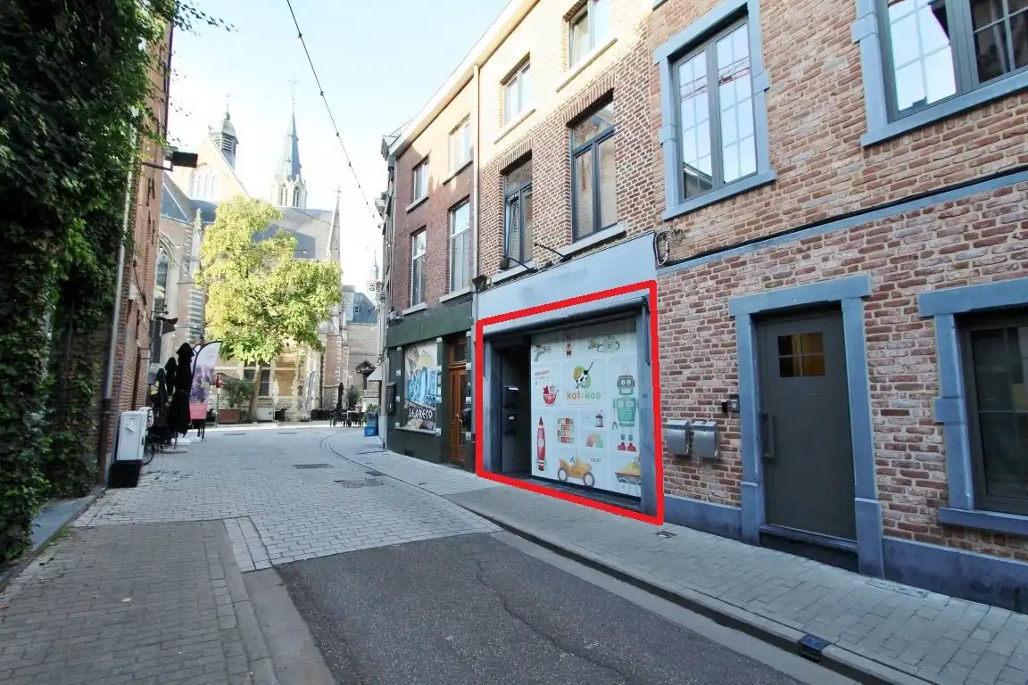 Handelsgelijkvloers op zeer gunstige locatie in het stadscentrum! foto {{pictureIndex}}