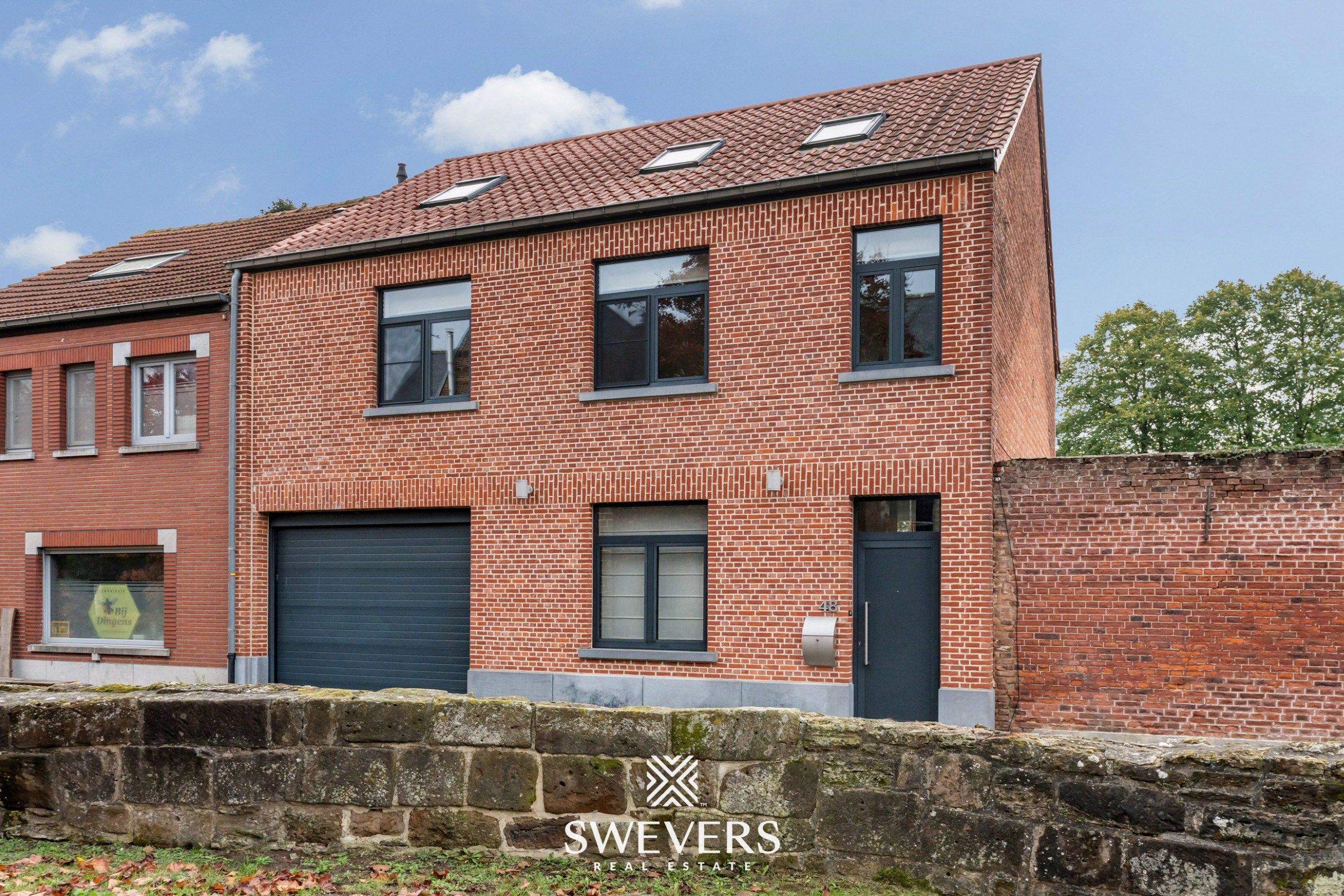 Totaal gerenoveerde karaktervolle woning met zicht op groen foto {{pictureIndex}}