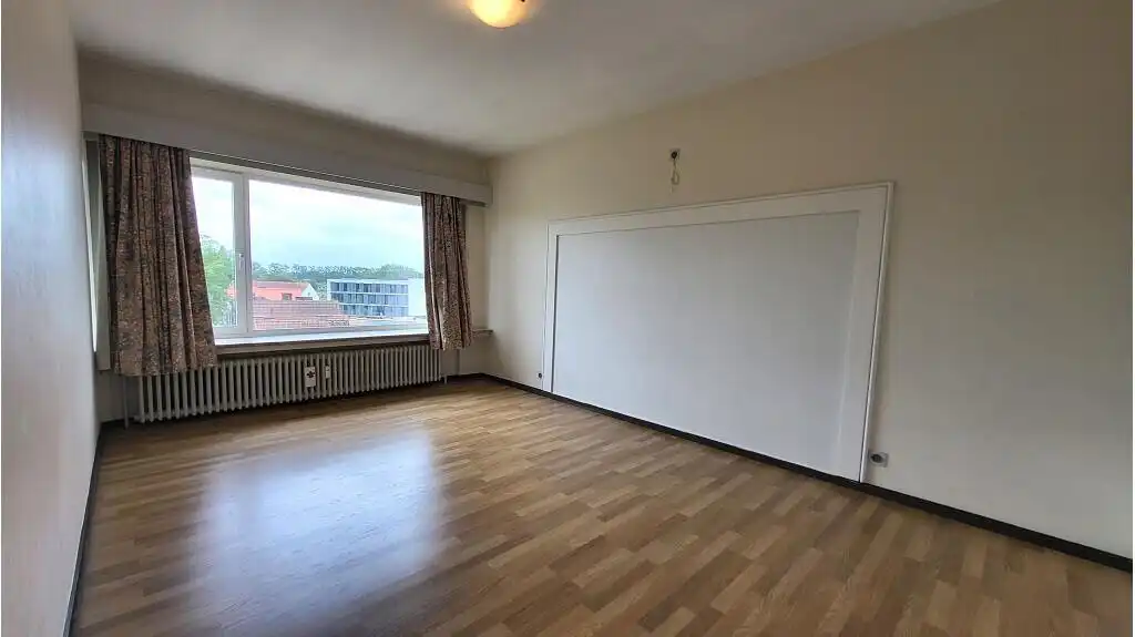 Ruim 2-slaapkamerappartement + Autostandplaats te huur in Assebroek Brugge foto 9