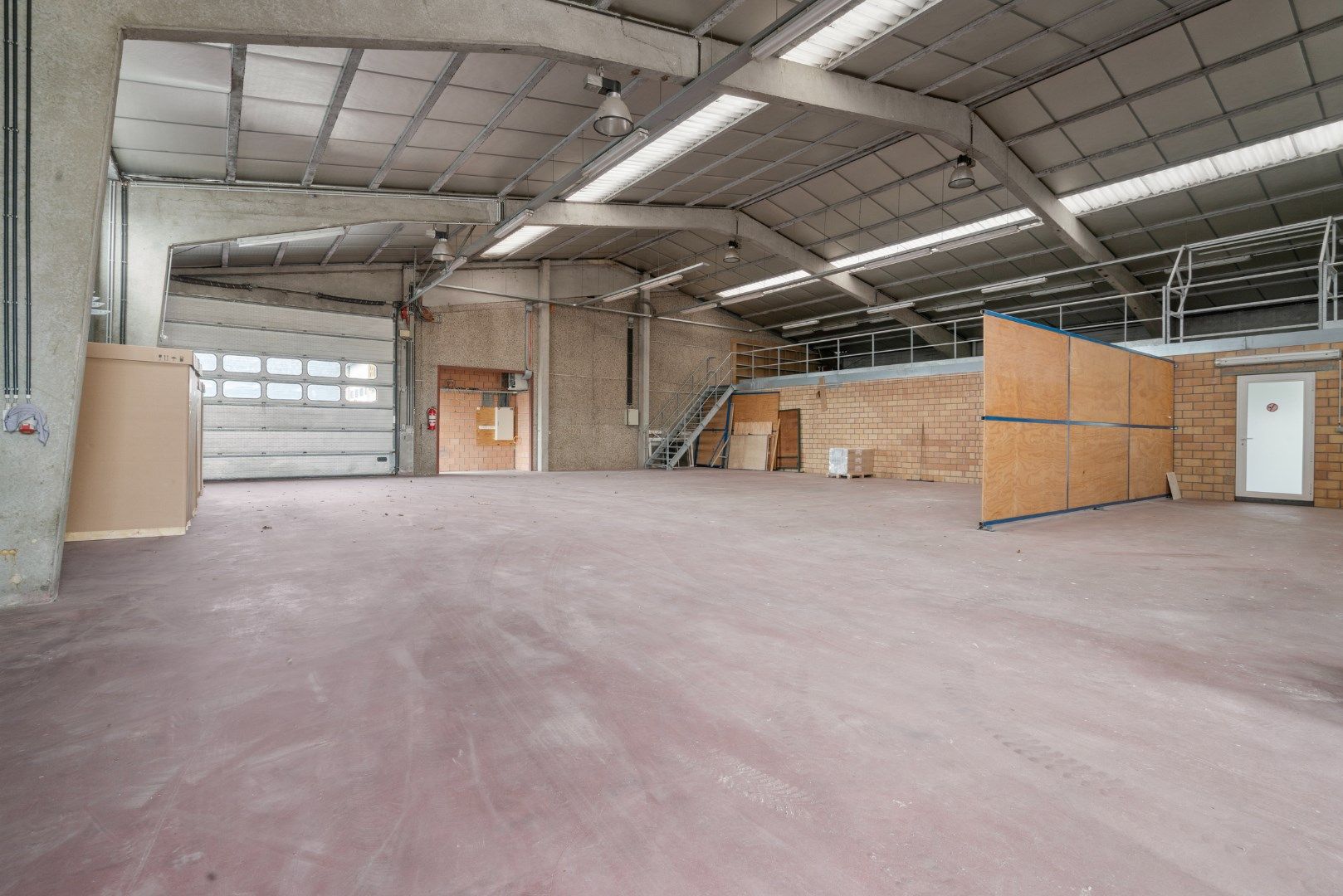 Magazijn met kantoren en conciërgewoning foto 4