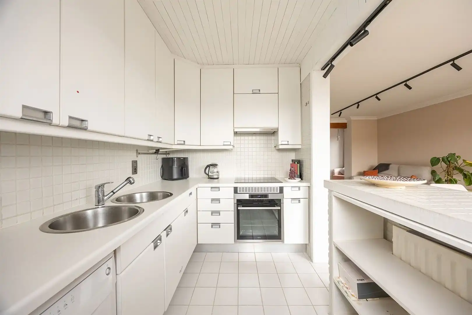 Hedendaags 2-slaapkamerappartement met tuin, garage en praktijkruimte  foto 8
