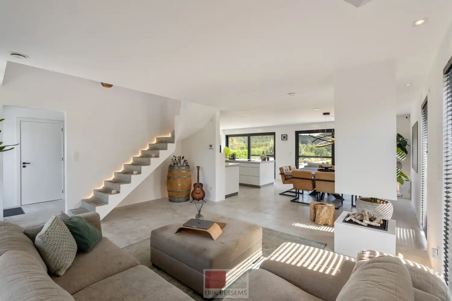 Op een royaal perceel van circa 910 m² ligt deze moderne en energiezuinige woning van circa 177 m² bewoonbare oppervlakte, met een weids panorama over het Limburgse Heuvelland. foto 9
