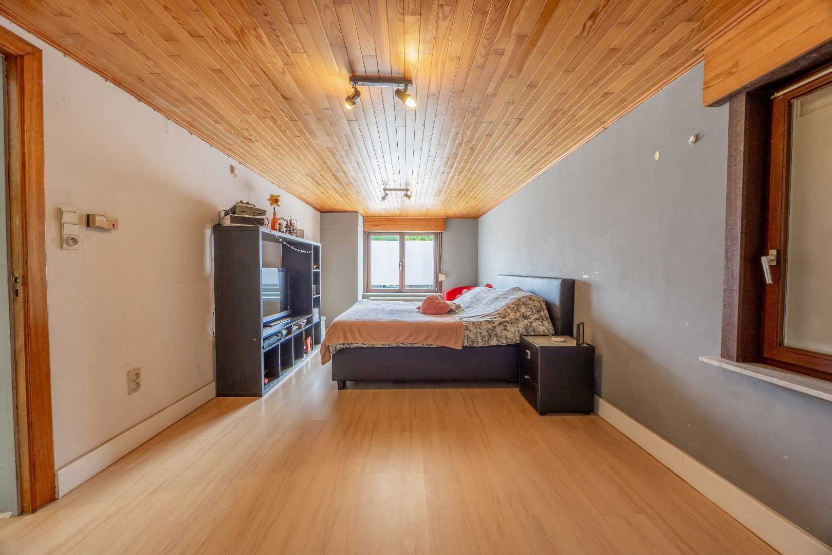 Verder op te knappen woning op 1.218 m² grond foto 11