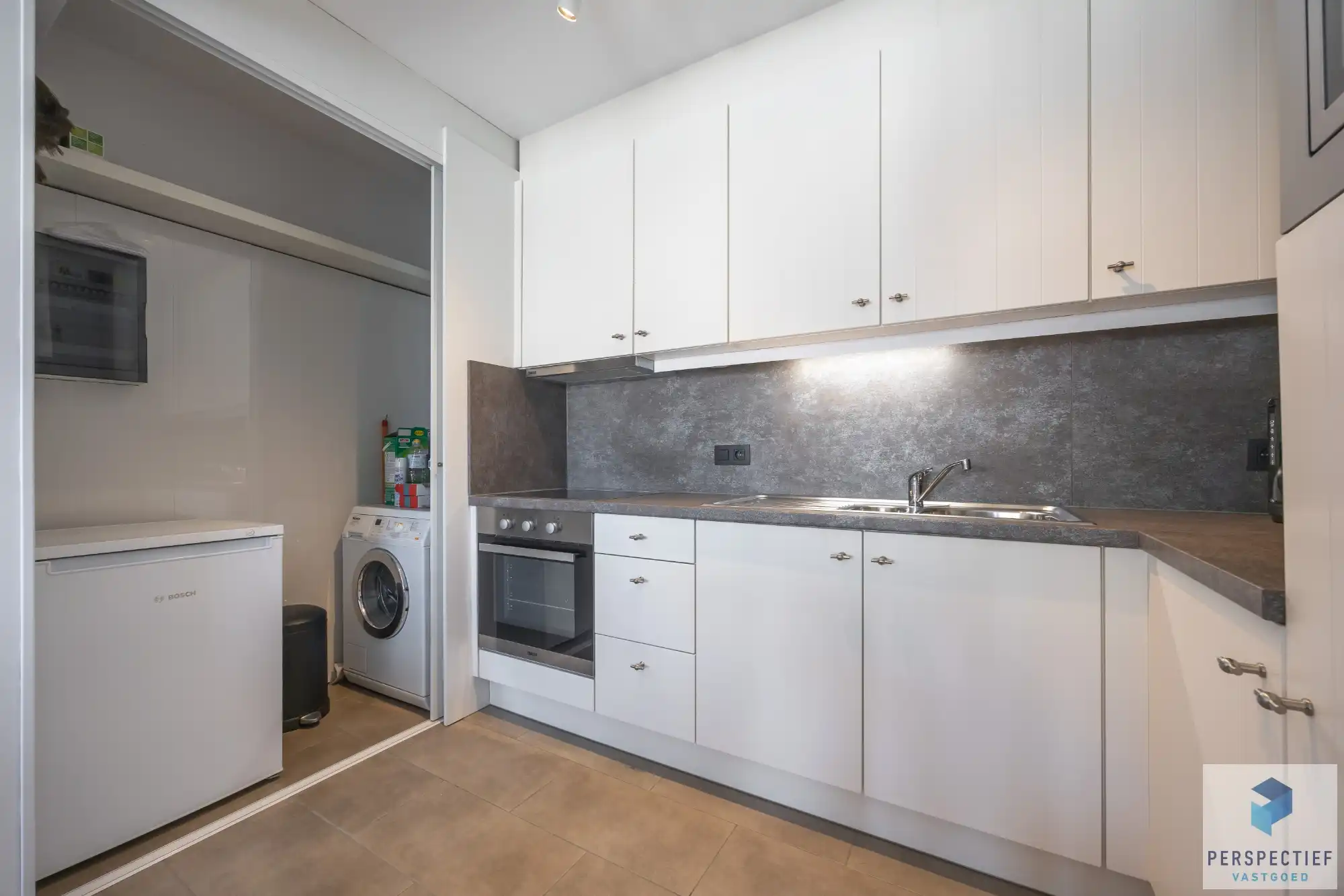 Goed gelegen ruim vernieuwd 2 slaapkamer appartement met terras en grote berging. foto 14