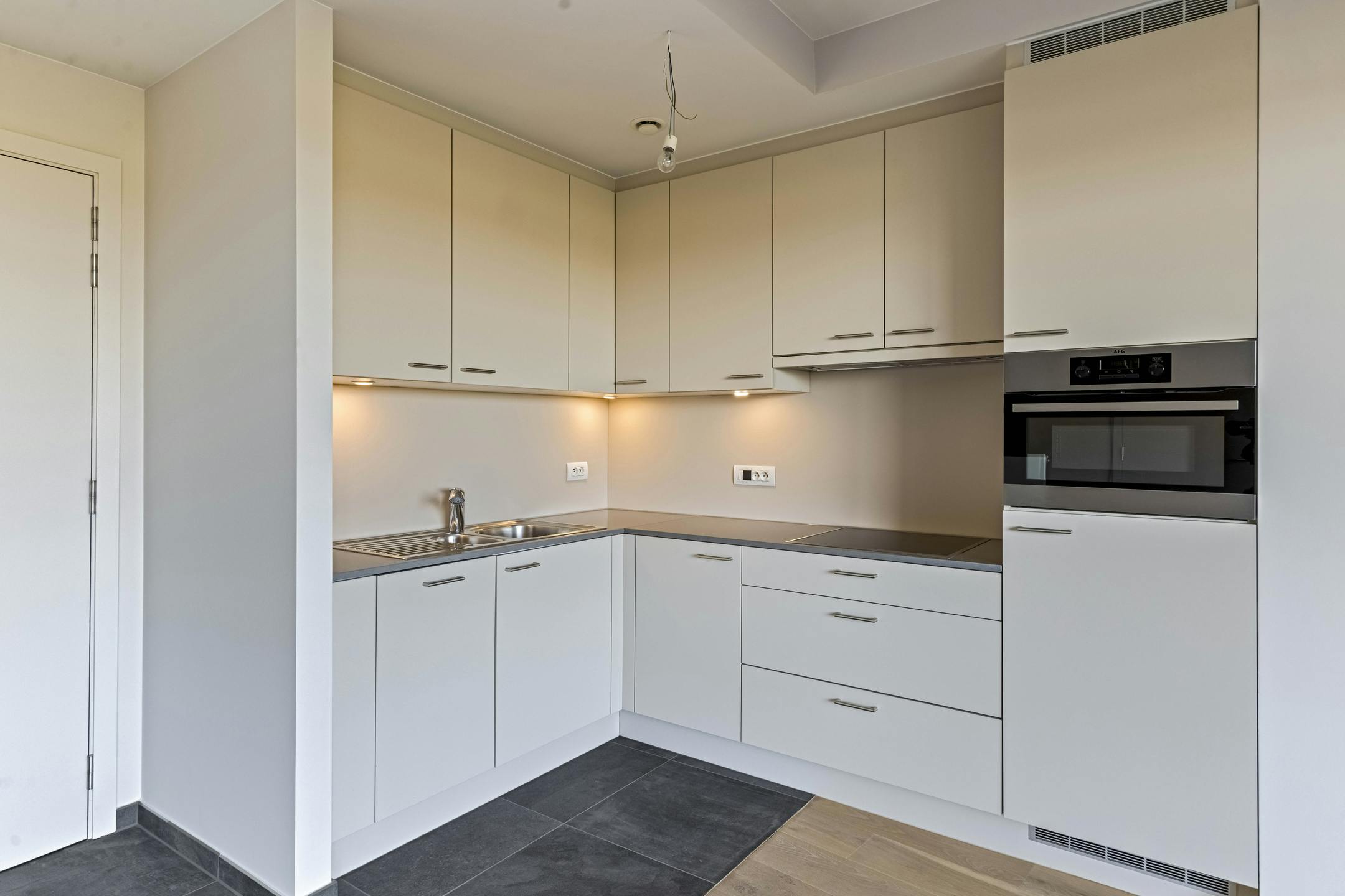 Verzorgde assistentiewoning met terras te Zwevegem foto 3