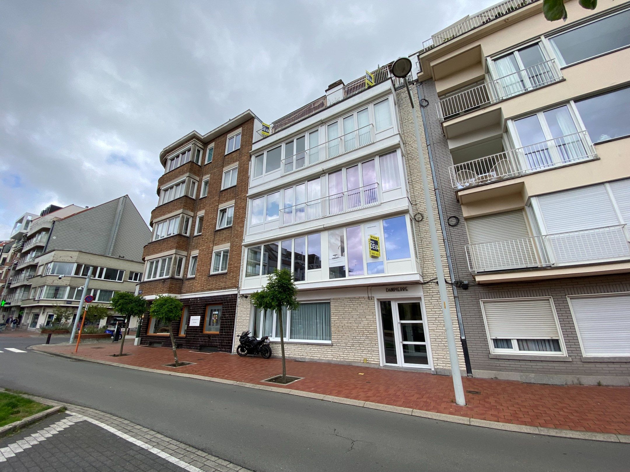  Dit appartement op de eerste verdieping, met een totale oppervlakte van 140 m², bevindt vlakbij de zeedijk en rechtenover de kerk in de Dumortierlaan te Knokke foto 6