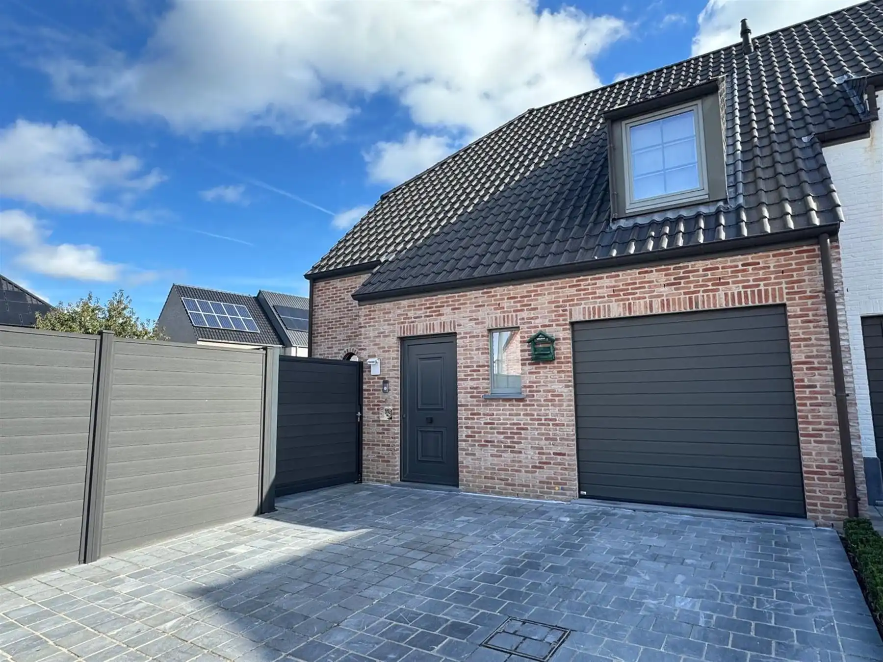 Recente woning met drie ruime slaapkamers en garage foto {{pictureIndex}}
