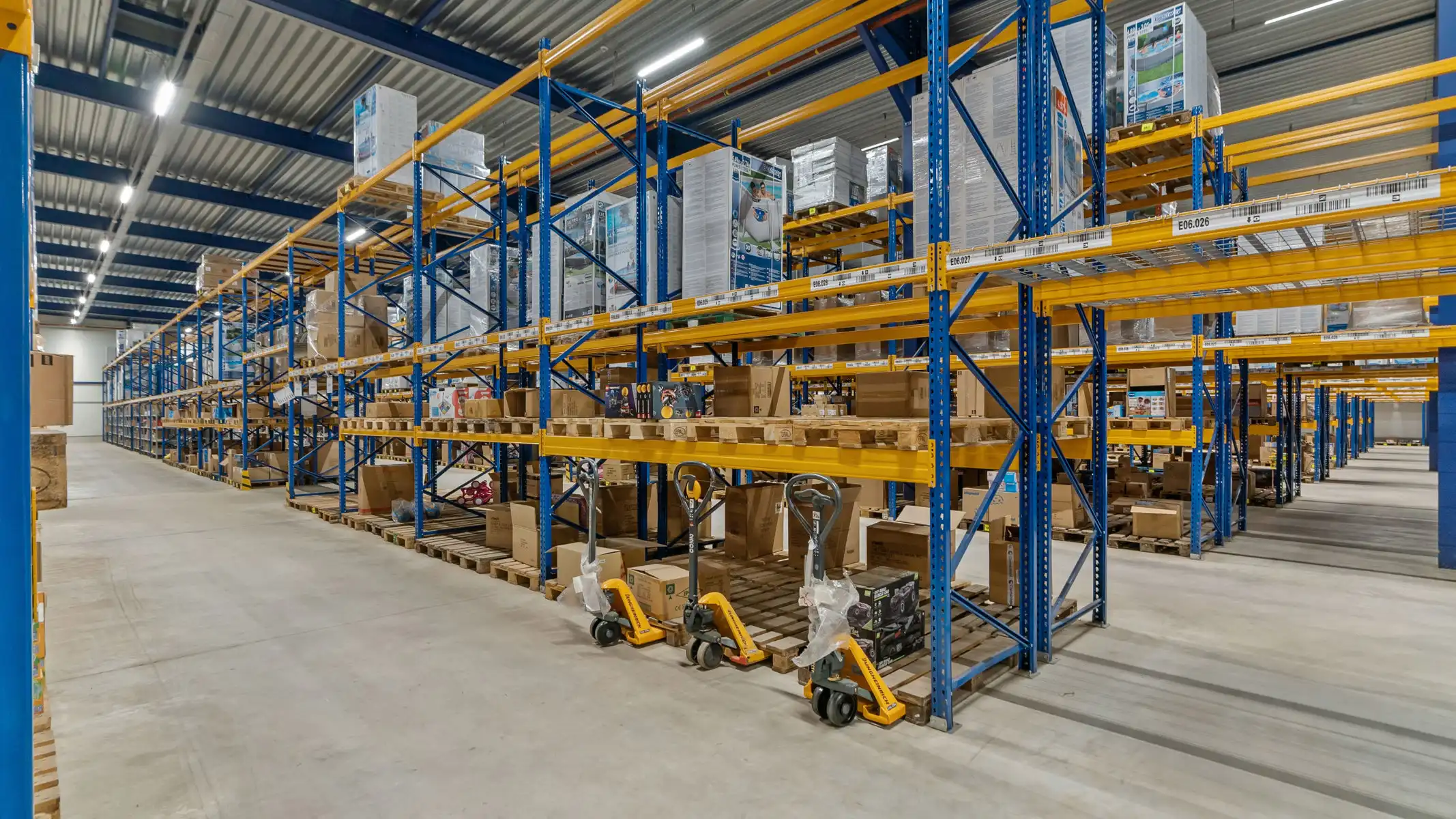 Volledig uitgerust distributiecentrum in nieuwbouwstaat foto 32