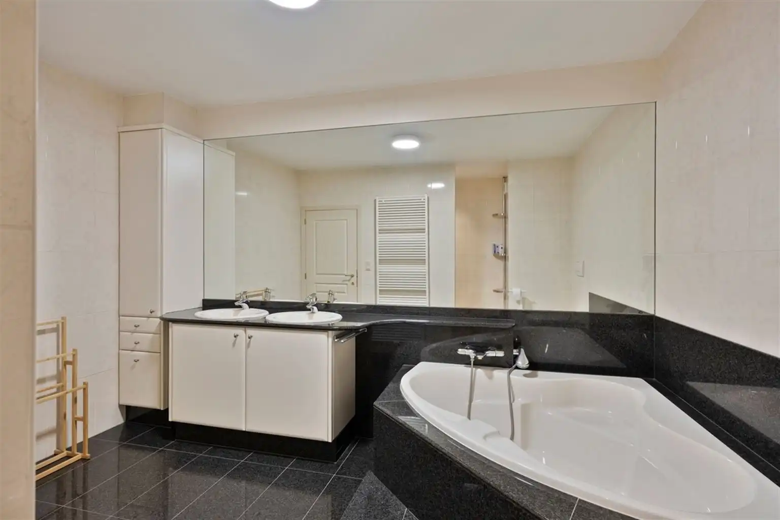 Uitzonderlijk ruim, gelijkvloers 2-slaapkamer appartement met terras en tuintje, zonnepanelen en inpandige garagebox gelegen vlakbij het centrum van Maaseik. foto 23