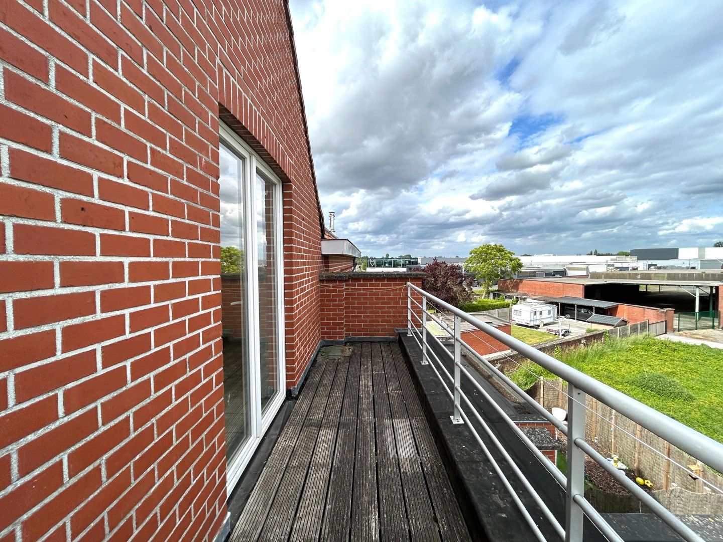 Instapklaar duplex-appartement met twee slaapkamers te Ardooie! foto 3