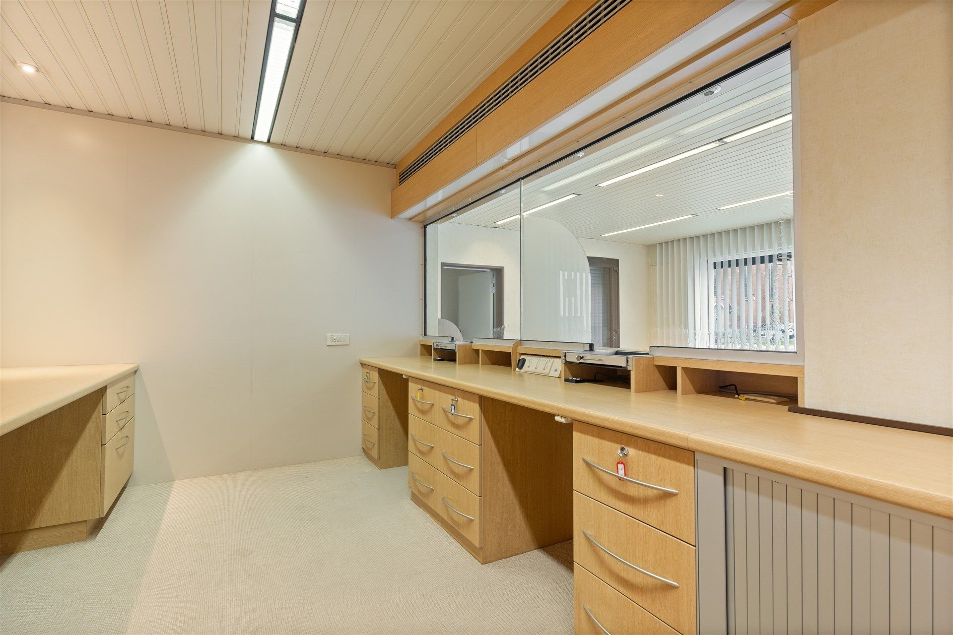 Handelspand met woonst, in centrum overmere met ruime parking en garage.  foto 5