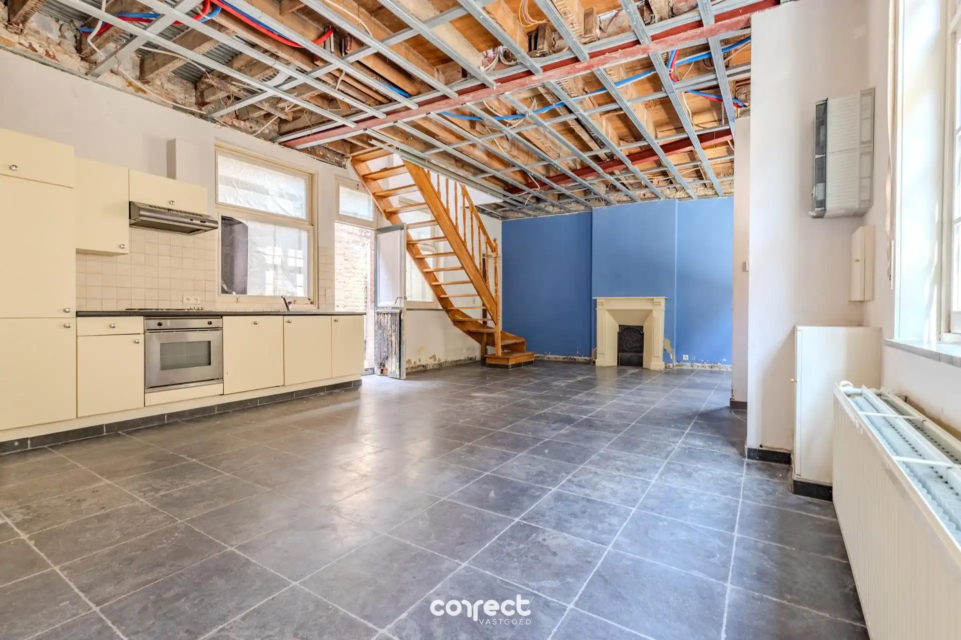 Te renoveren stadswoning op uitstekende ligging. foto 2