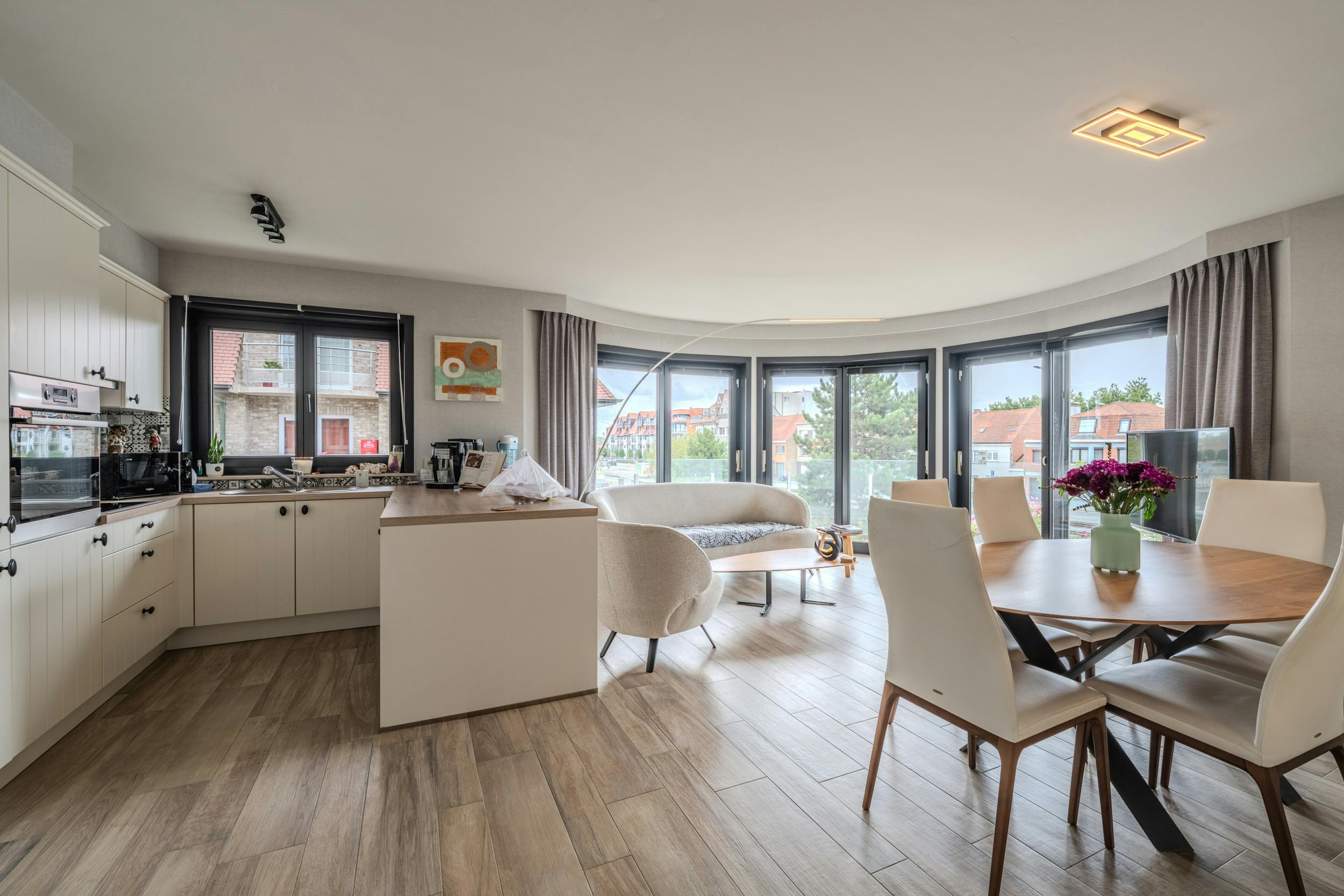 Lichtrijk hoekappartement met 2 slaapkamers en terras foto 2