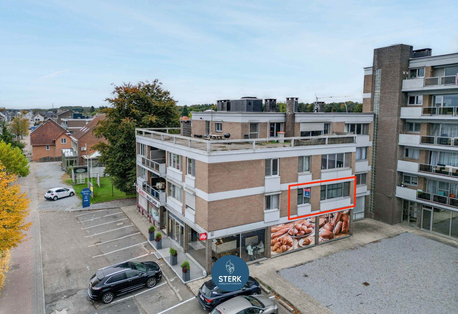 INSTAPKLAAR APPARTEMENT MET 2 SLPKS OP EEN CENTRALE LOCATIE TE REKEM !  foto {{pictureIndex}}