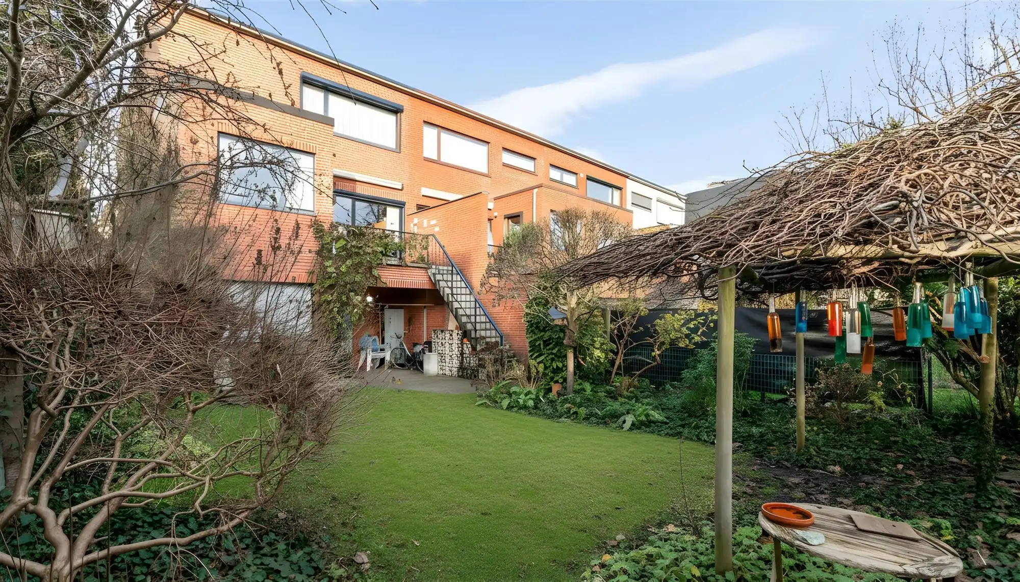 Bel-etage woning met 3 slaapkamers en tuinpoort aan straatkant. foto 2