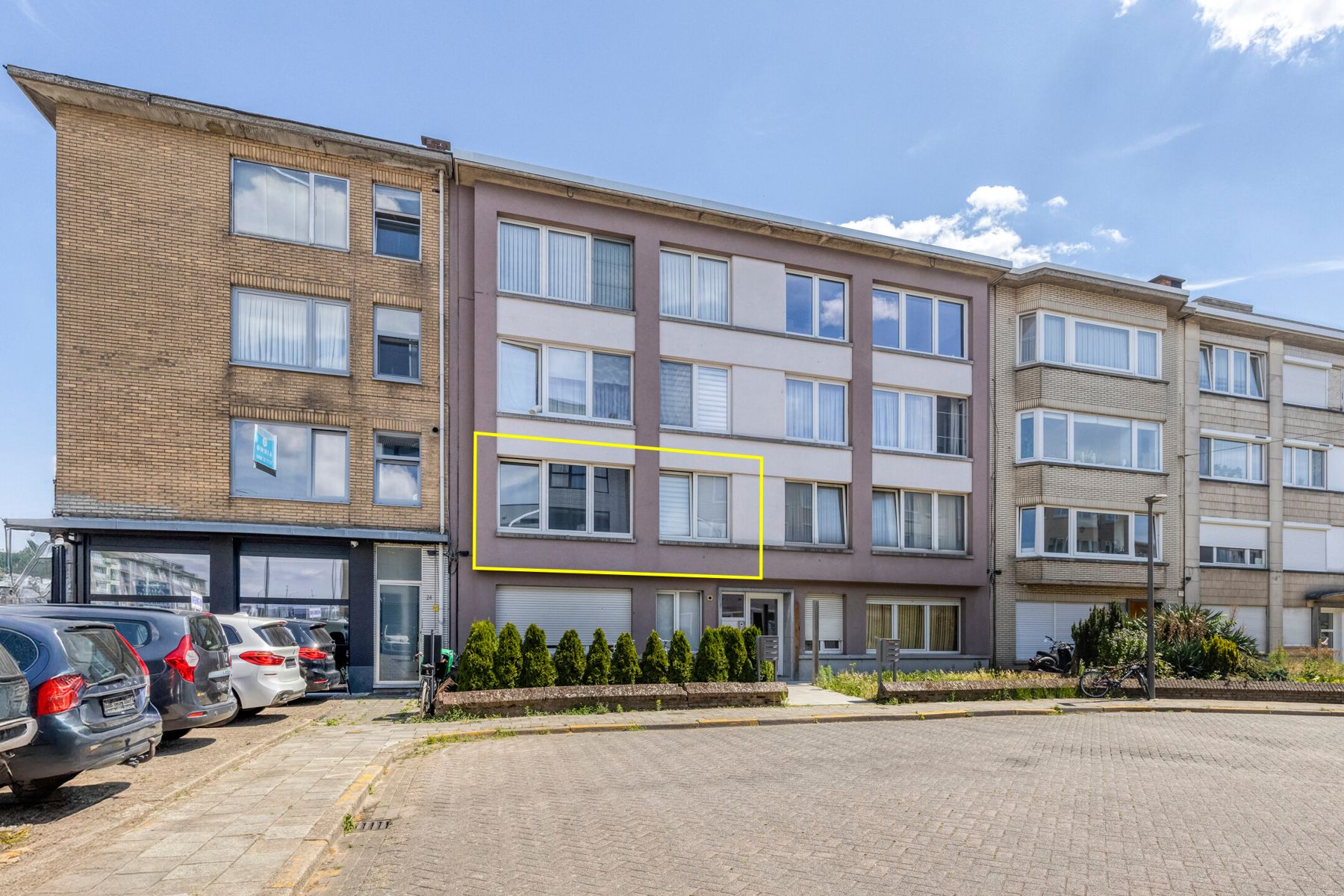 Ruim appartement met 2 slaapkamers en terras. foto {{pictureIndex}}