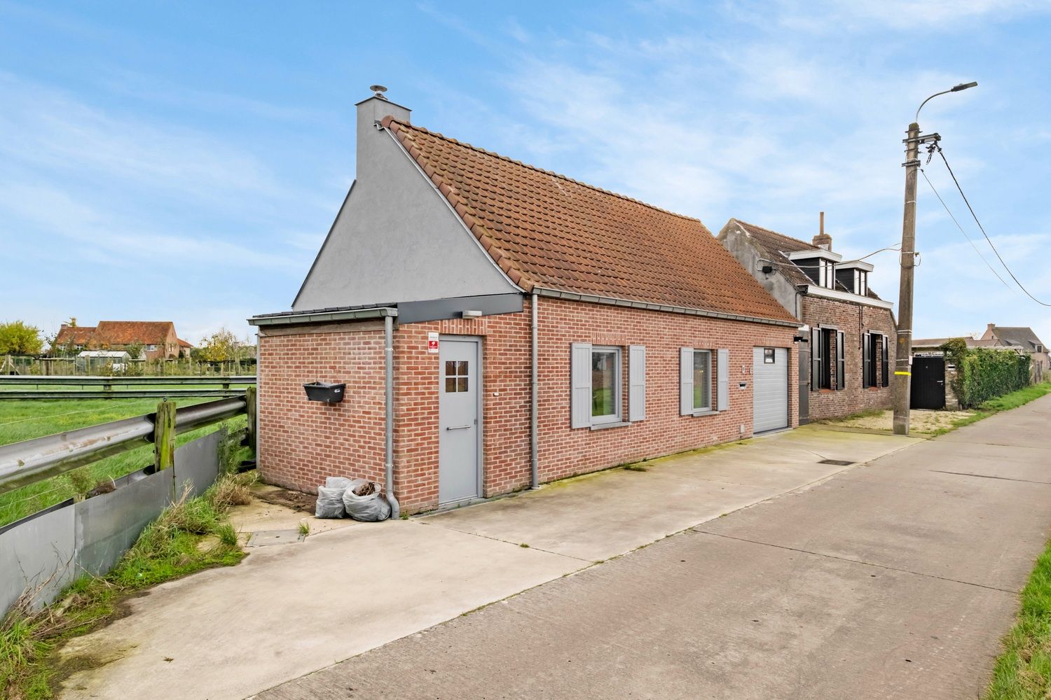 Hoofdfoto van de publicatie: Totaal gerenoveerde woning gelegen in polder- en krekengebied!