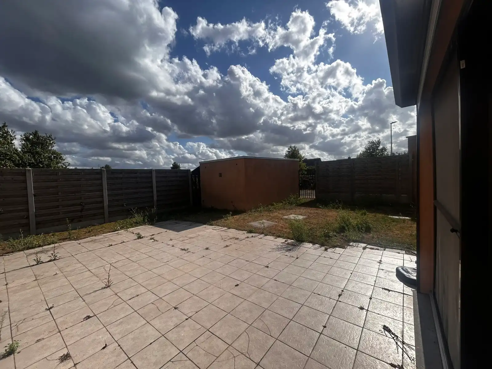 Ruime woning met 5 slpk, 2 badkamers, garage en ruime tuin foto 3