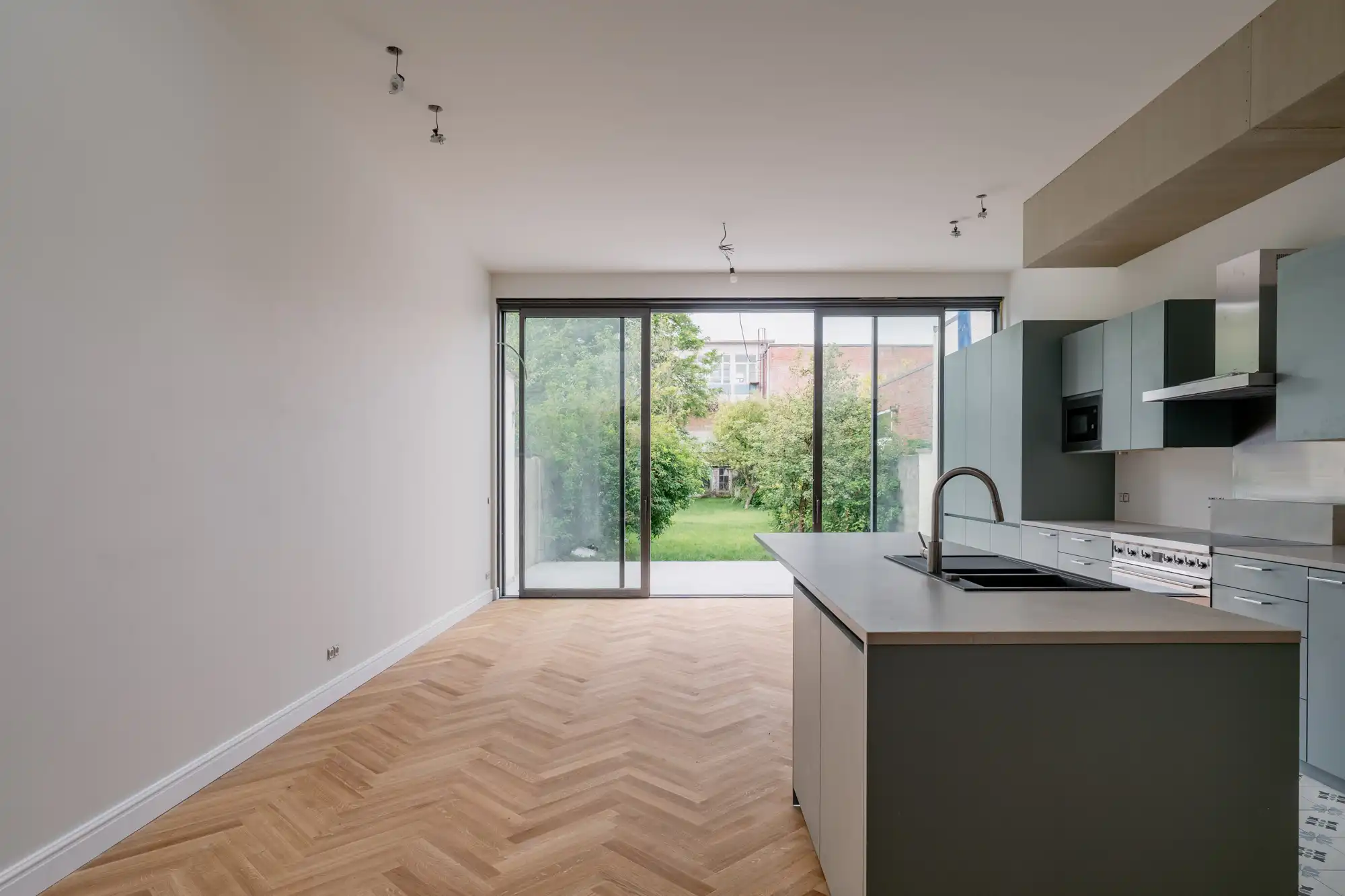 Volledig gerenoveerde woning. Eerste bewoning. Vijf slaapkamers. Een tuin die maar niet stopt. foto 4