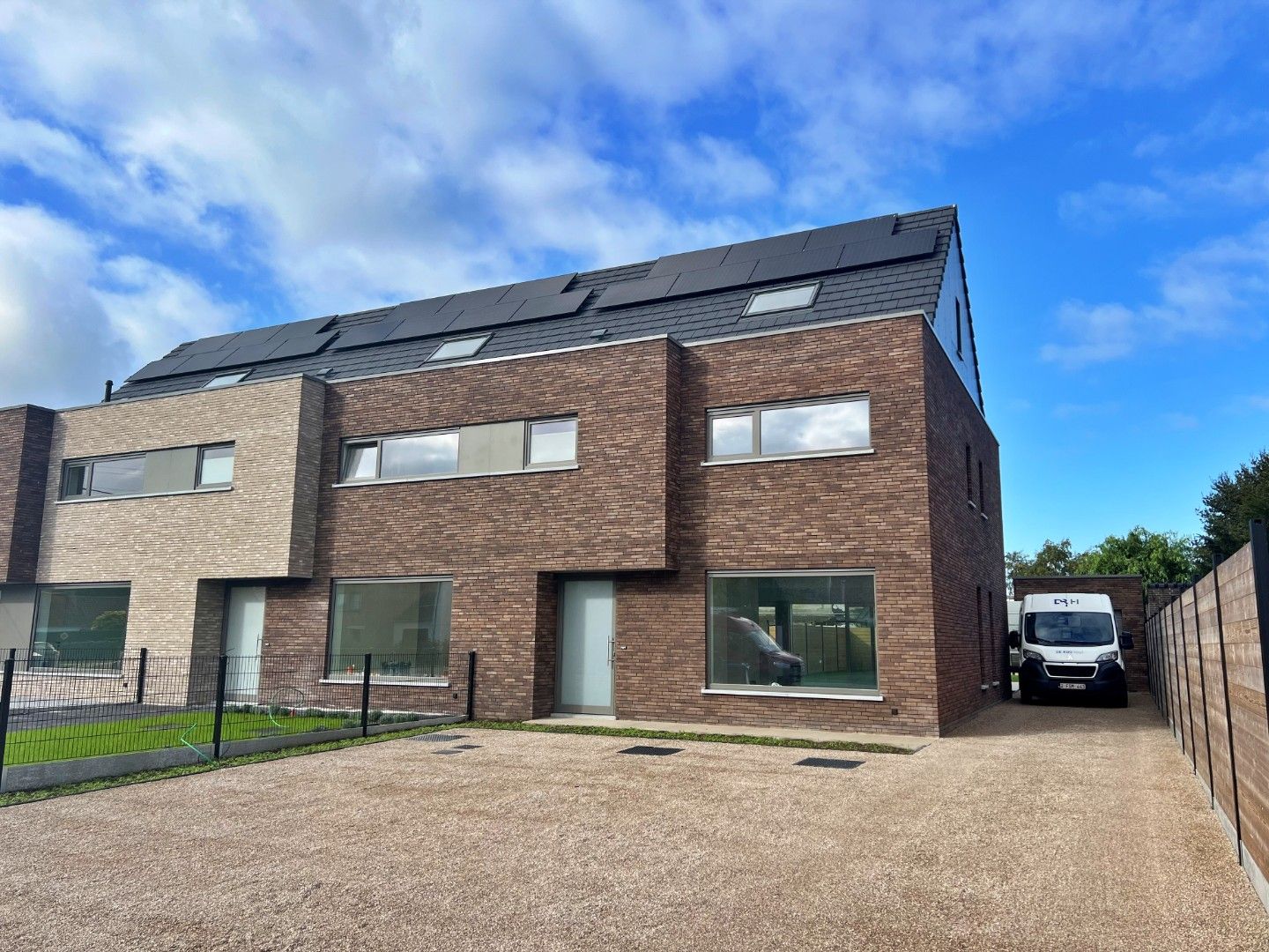 Nieuwbouw • Halfopen • Ruime woning • 4 slaapkamers • Tuin • Energiezuinig foto {{pictureIndex}}
