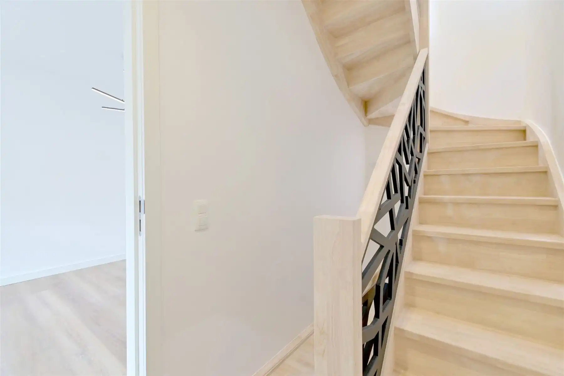 Gerenoveerde woning met 3 slaapkamers te Berchem! foto 8