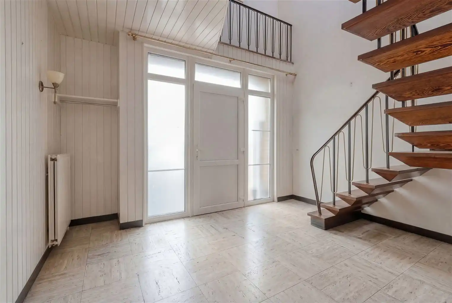 Ruime halfopen stadswoning met 3 slaapkamers, gezellige binnenkoer en achterliggende loods in het centrum van Maaseik. foto 2