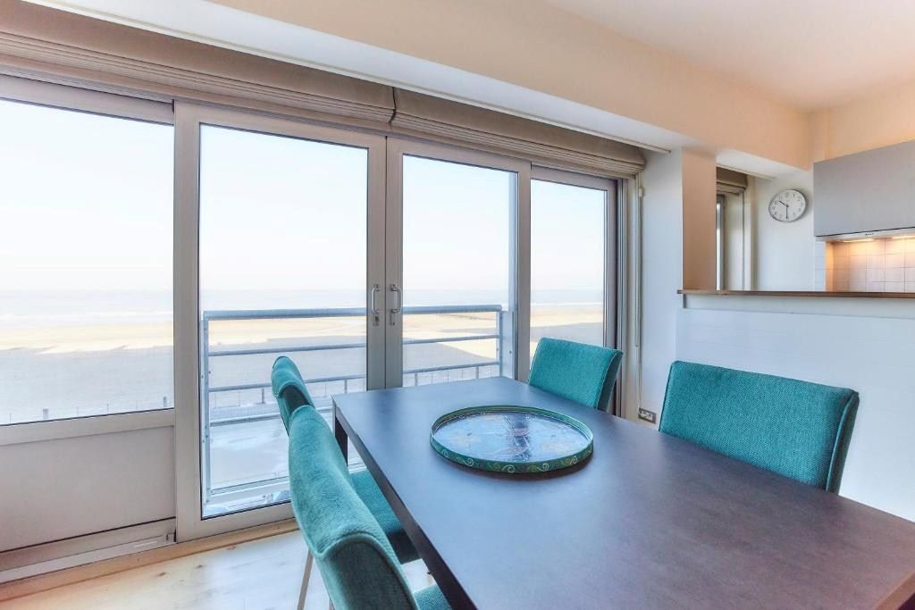 INSTAPKLARE STUDIO MET SCHITTEREND ZICHT OP ZEE  foto 10