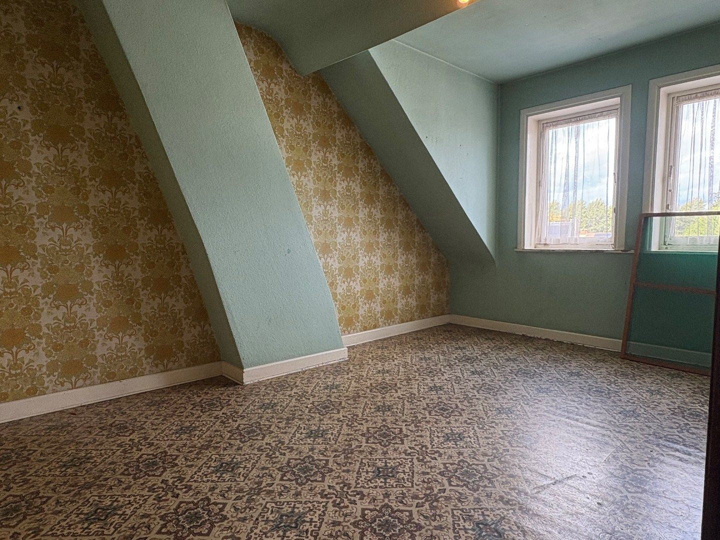 Te renoveren woning met 4 slaapkamers, tuin, uitweg en garage te koop in Harelbeke foto 7