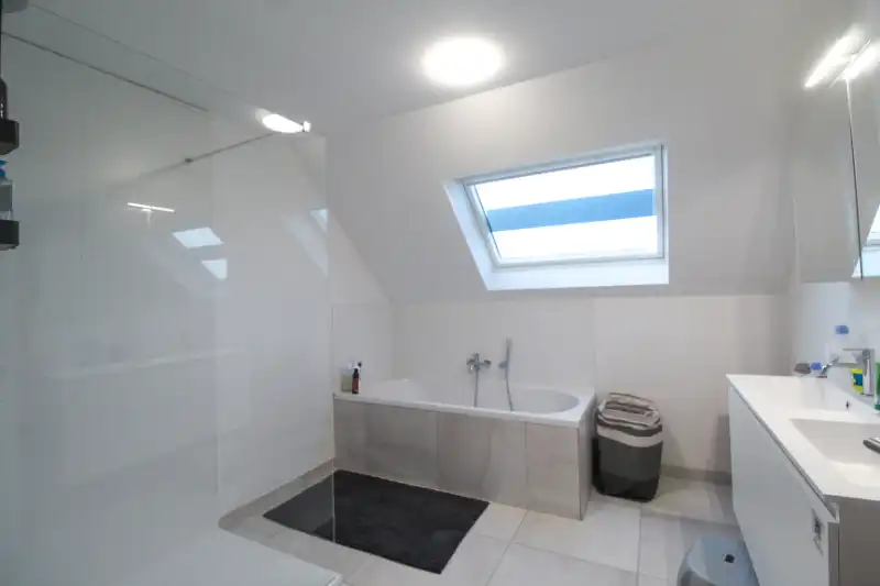 Ruime nieuwbouwwoning met inpandige garage te Roeselare foto 11