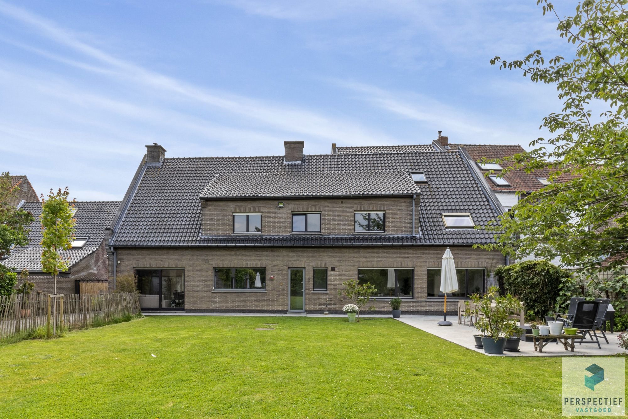 RUIME woning met 7 slpk met tal van mogelijkheden op gunstige ligging foto {{pictureIndex}}