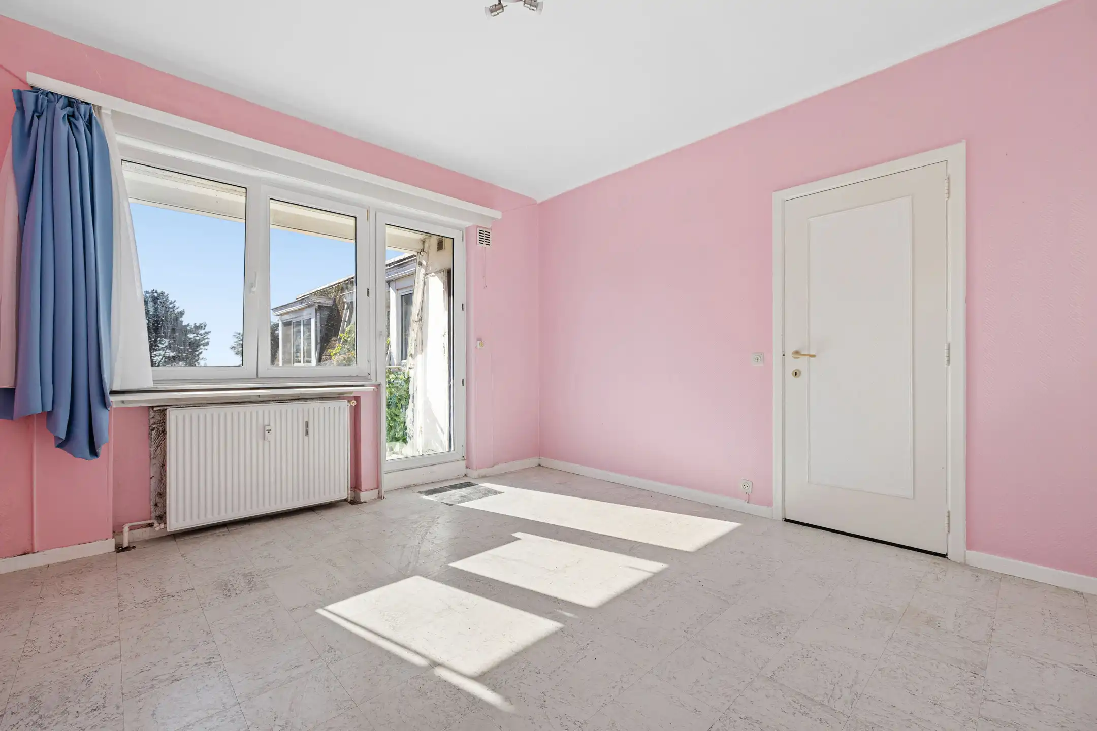 LAKEN : APT met 2 slaapkamers, terras en veel potentieel foto 9