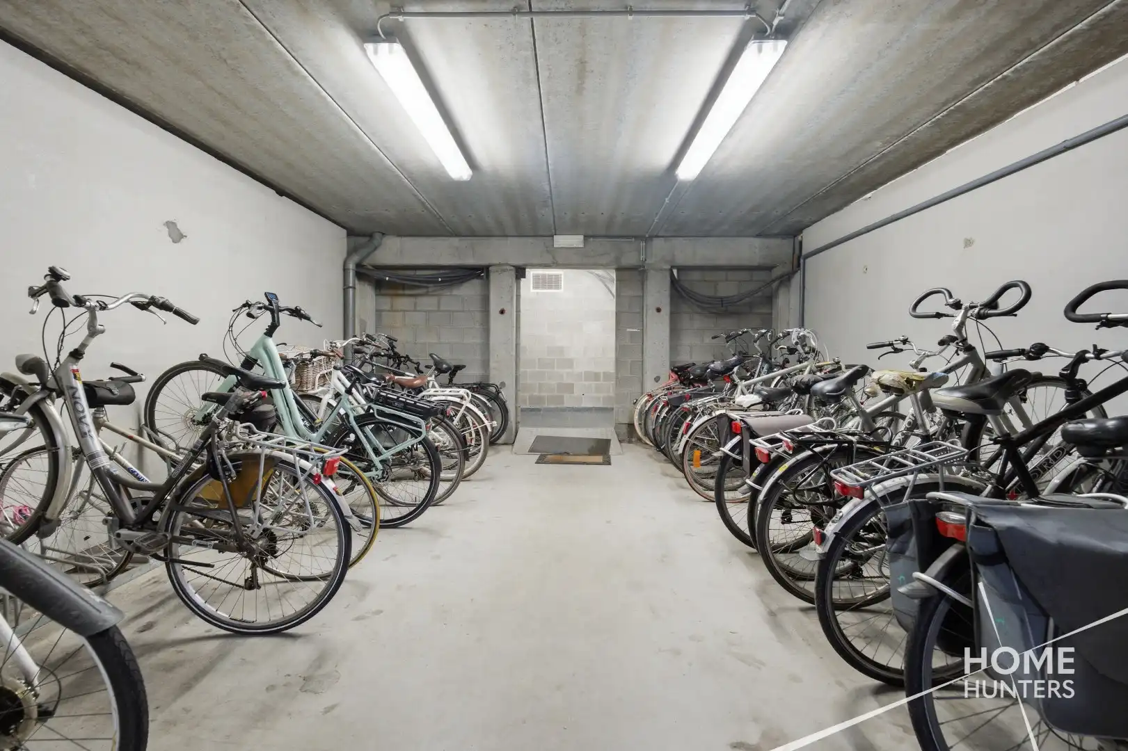 Ruim appartement met twee slaapkamers, een vernieuwde badkamer en 2 unieke terrassen.  foto 25