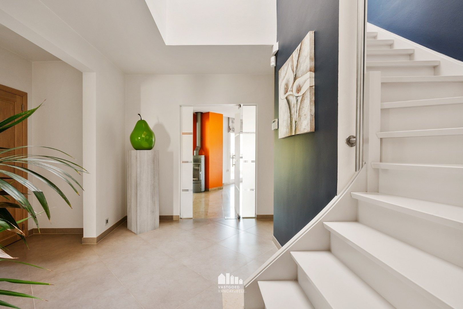 Goed onderhouden villa met grote tuin en twee garages op centrale ligging.   foto 19