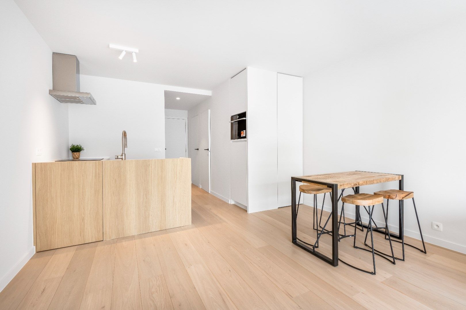 Gerenoveerde studio appartement met slaaphoek op een steenworp van de Zeedijk foto 8