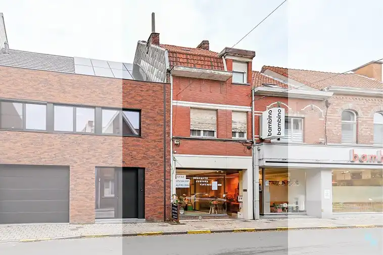 Opbrengsteigendom met winkelruimte én ruime garage in centrum Izegem foto {{pictureIndex}}