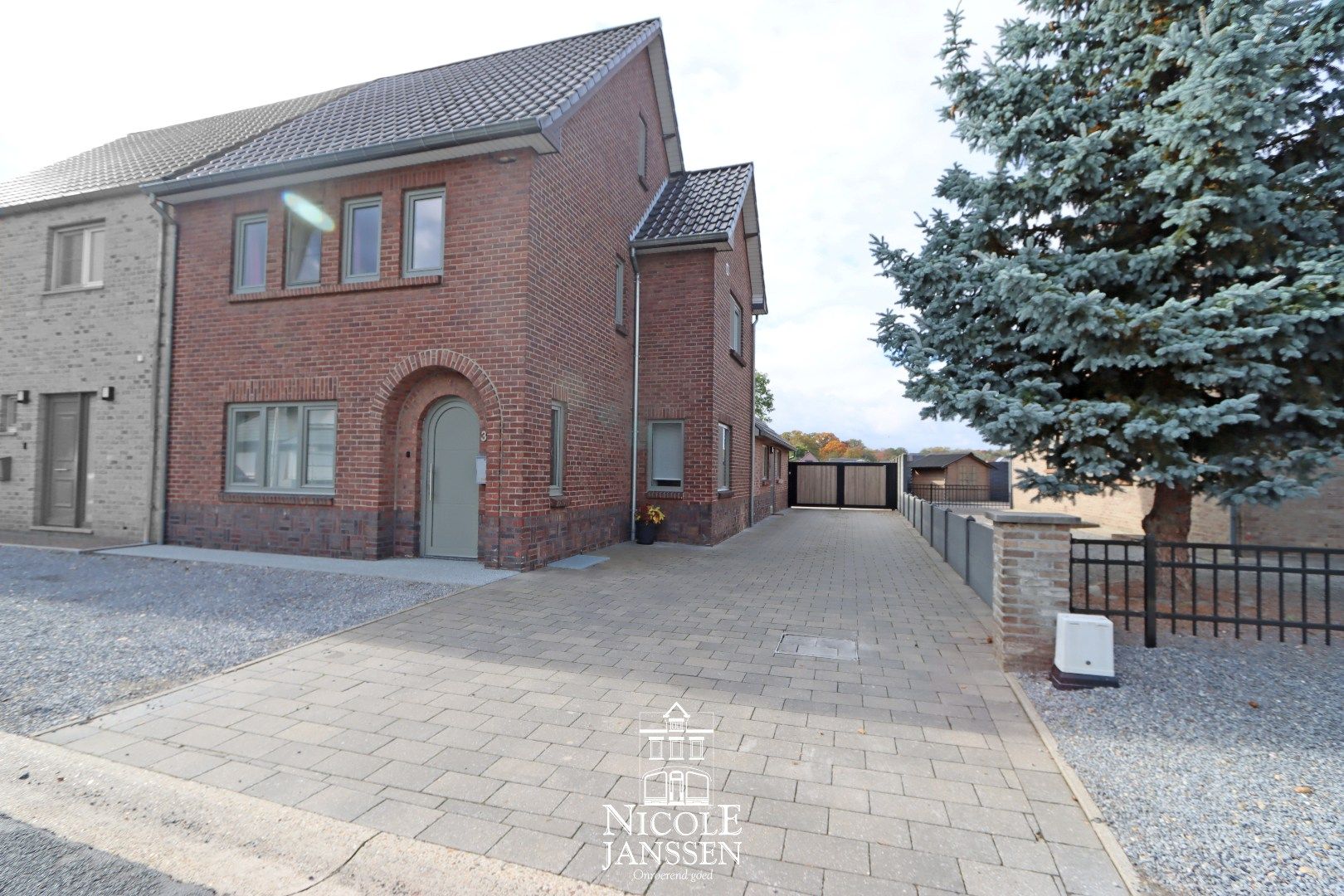 Charmante halfvrijstaande woning met drie slaapkamers  foto {{pictureIndex}}