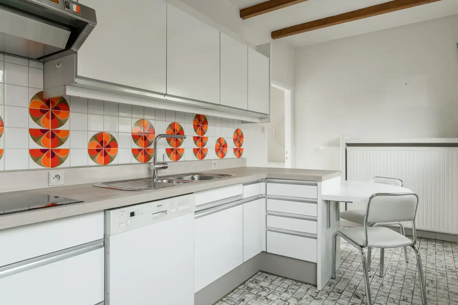 Charmante op te frissen woning van 187 m² op een toplocatie in Pelt! foto 16