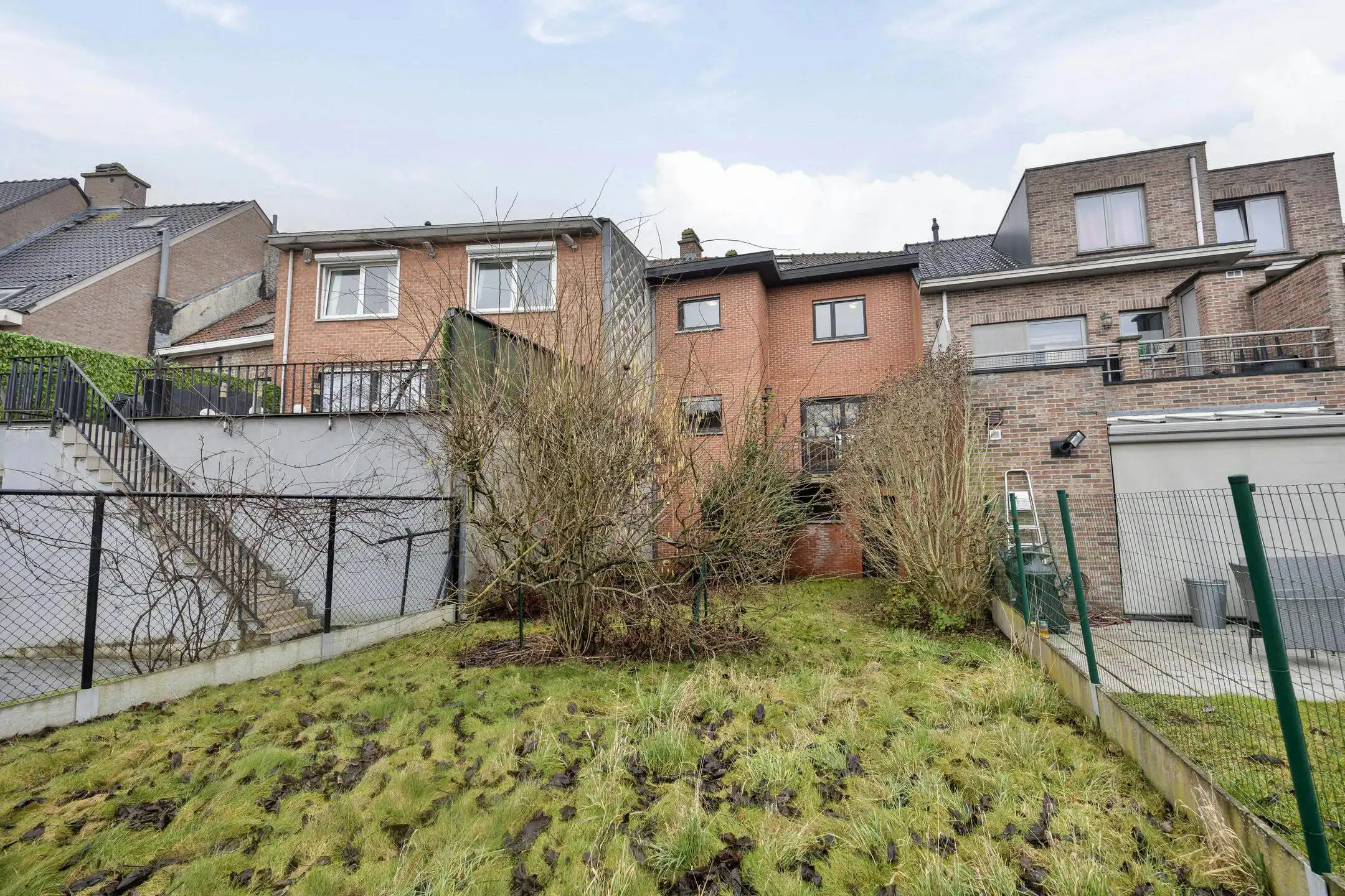 Op te frissen gezinswoning met inpandige garage en tuin op toplocatie in Strombeek! foto 24