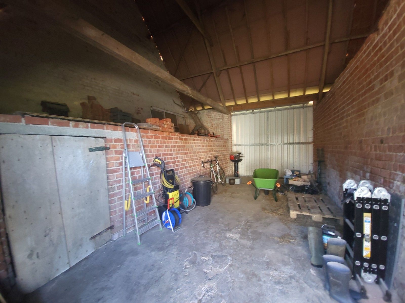 Alleenstaande woning met grote weide en stalling foto 19