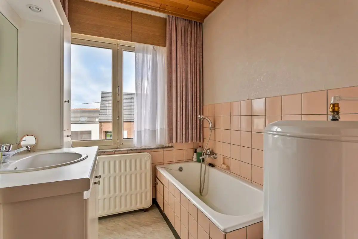 Woning met 5 slaapkamers en grote tuin. foto 22