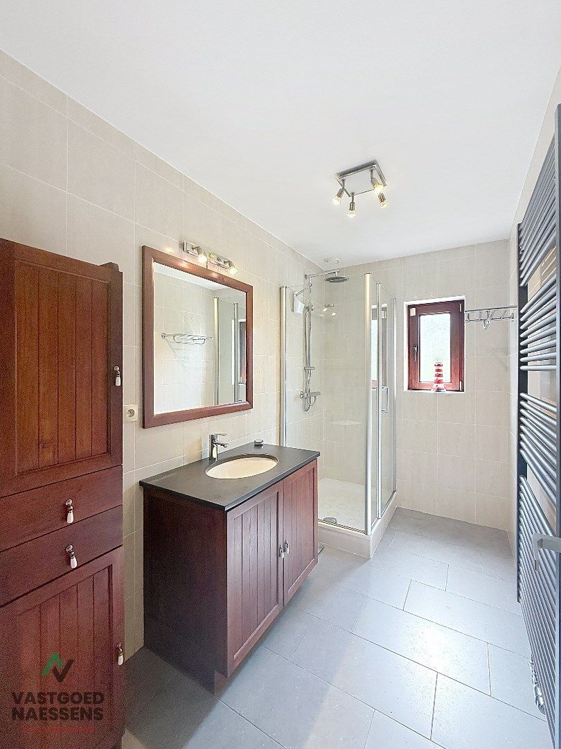 TE RENOVEREN BUNGALOW IN GEGEERDE WOONWIJK foto 25