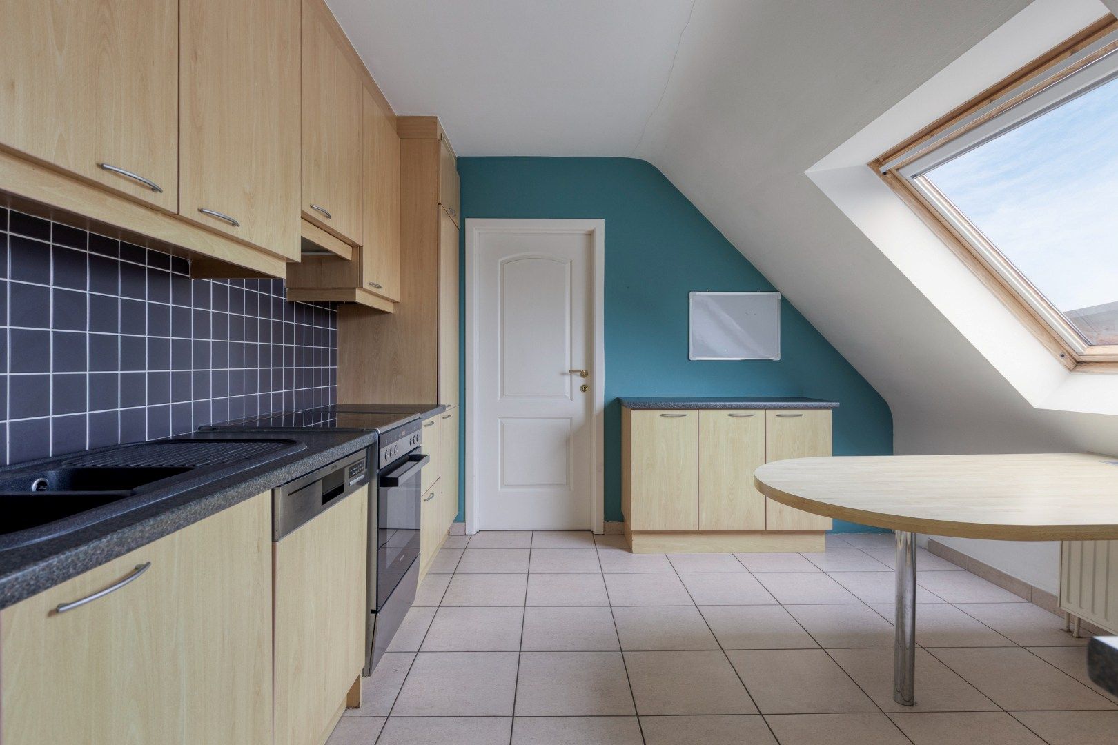 Riant dakappartement met terras en garage foto 8