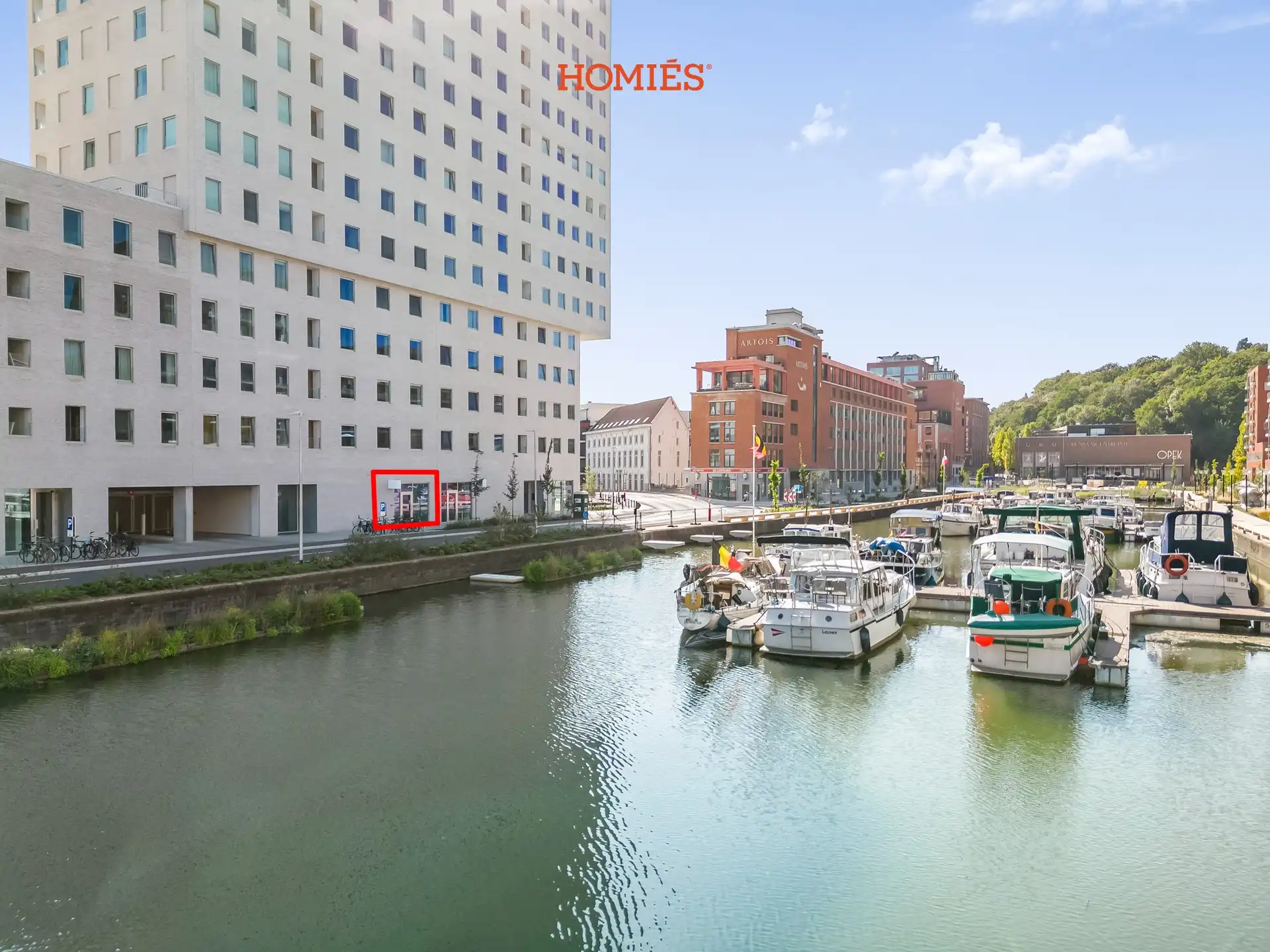 Ruim handelspand aan de Leuvense Vaartkom foto {{pictureIndex}}