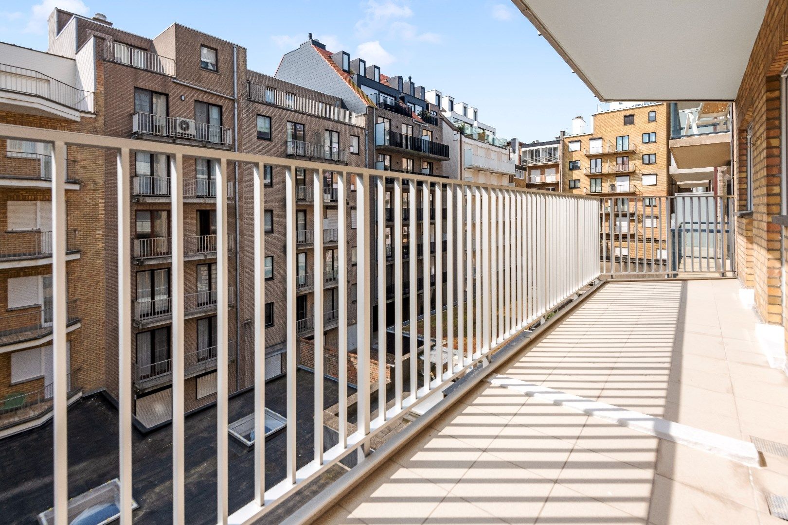 Ruim plateau-appartement met frontaal zeezicht (10 meter gevelbreedte) gelegen aan het Rubensplein. Inpandige parking. foto 14