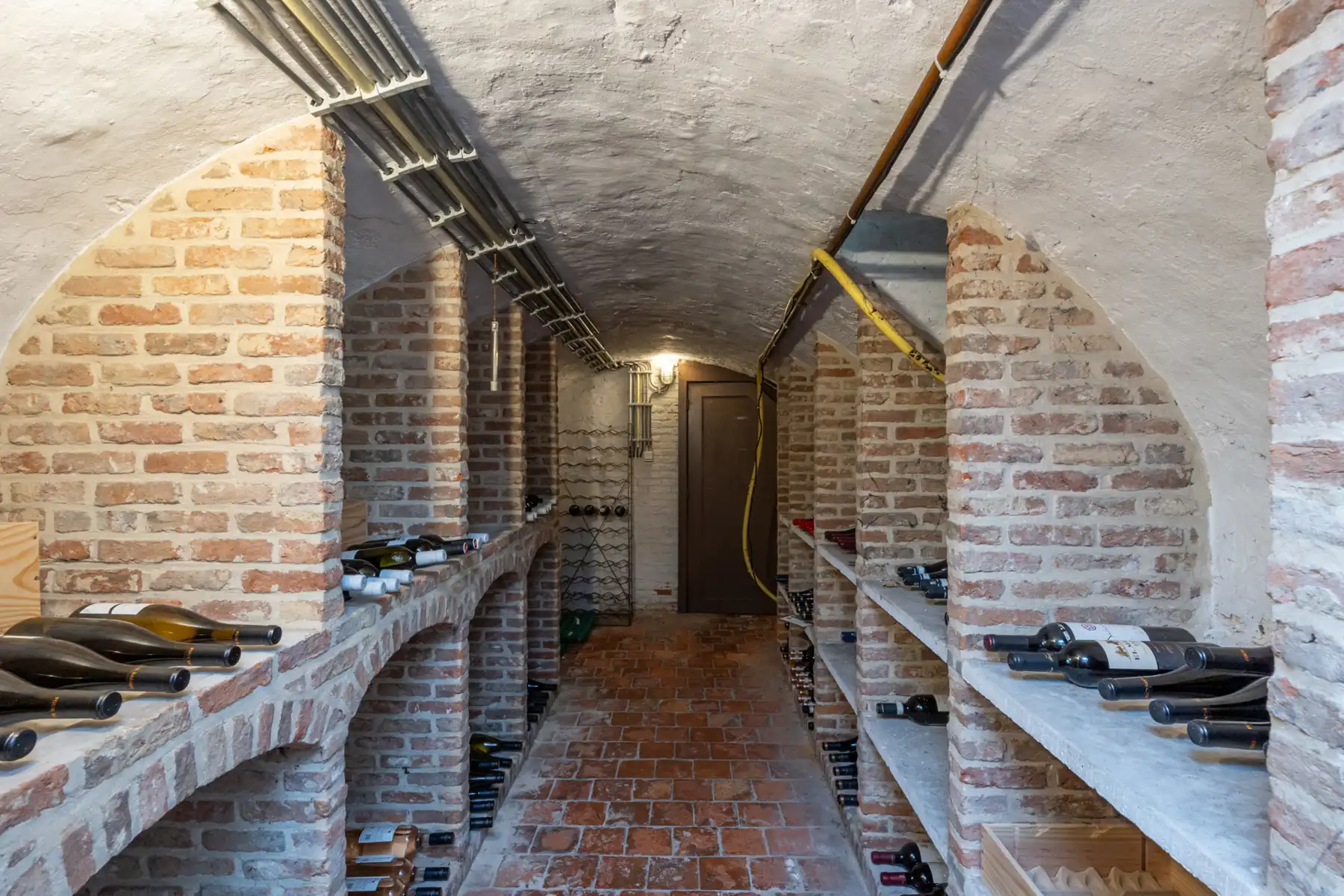 PRACHTIGE HANDELSZAAK IN HISTORISCH PAND MET BOVENLIGGEND APP foto 17