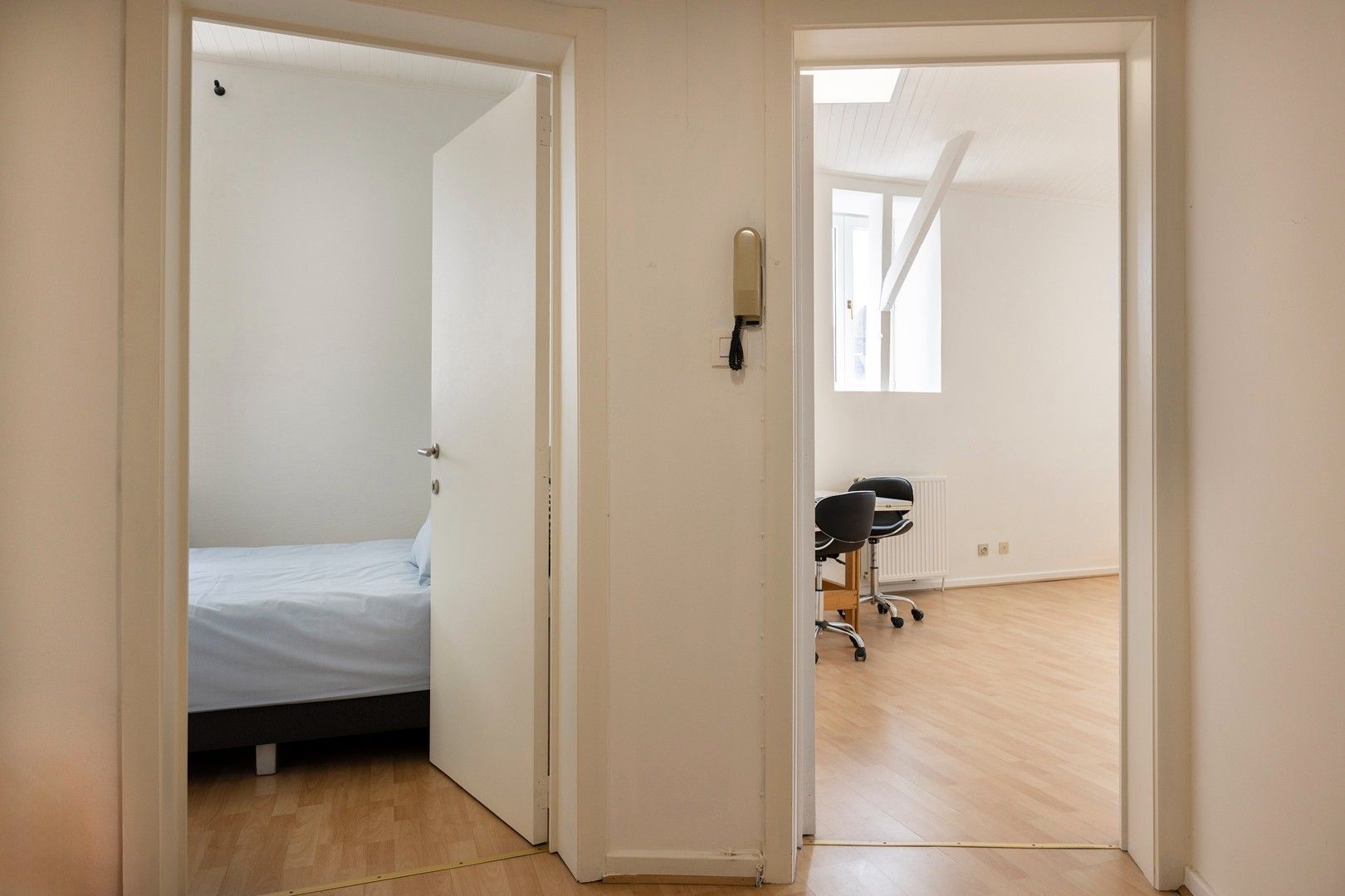 Winkel- of kantoorruimte met bovenliggend appartement. foto 12