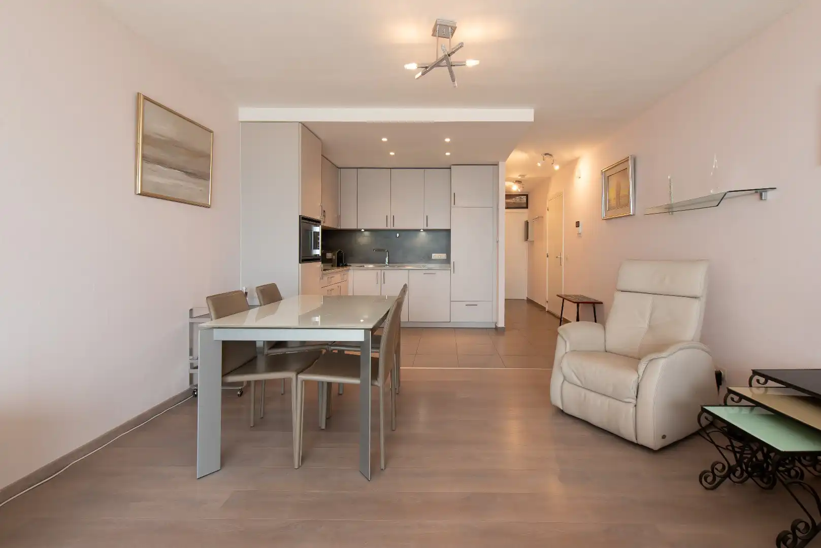 Lichtrijk doorloopappartement op het 5de verdiep foto 4