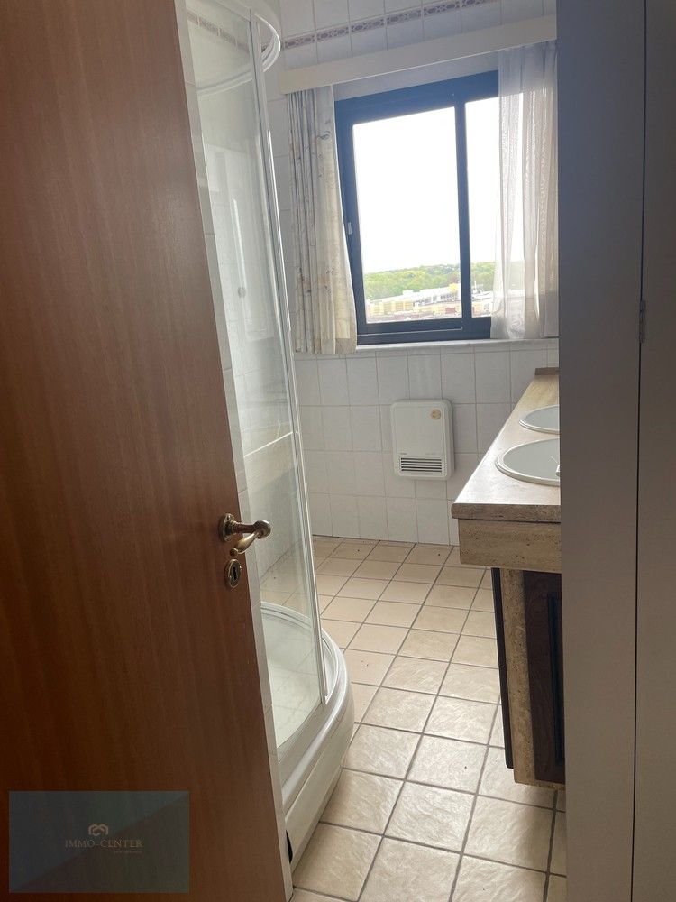 Te huur: Ruim 3-slaapkamer appartement in hartje Genk – Sint-Martinusplein foto 4