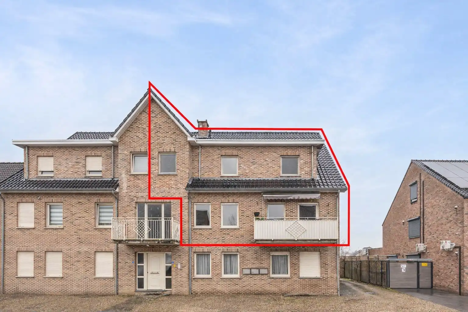 Ruim energiezuinig duplexappartement (146 m²) -  kwaliteitslabel B -  3 slaapkamers, terras en private buitenparking. foto 2