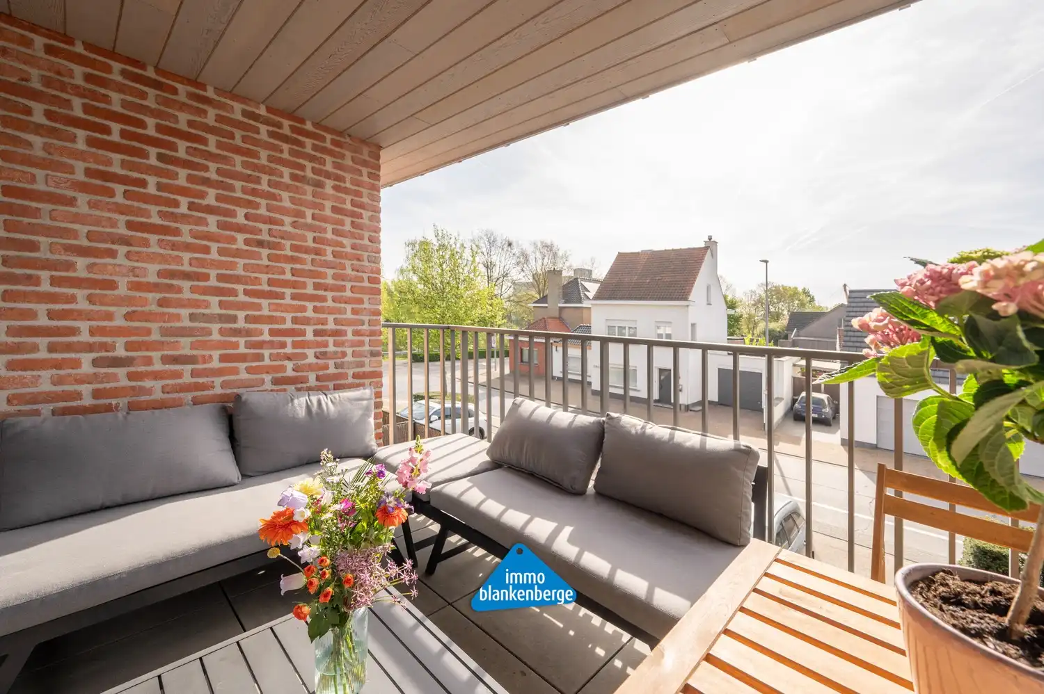 Instapklaar en verrassend ruim appartement met zonnig terras in het centrum van Beernem foto 7